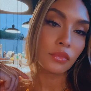 Meet your Posher, Val